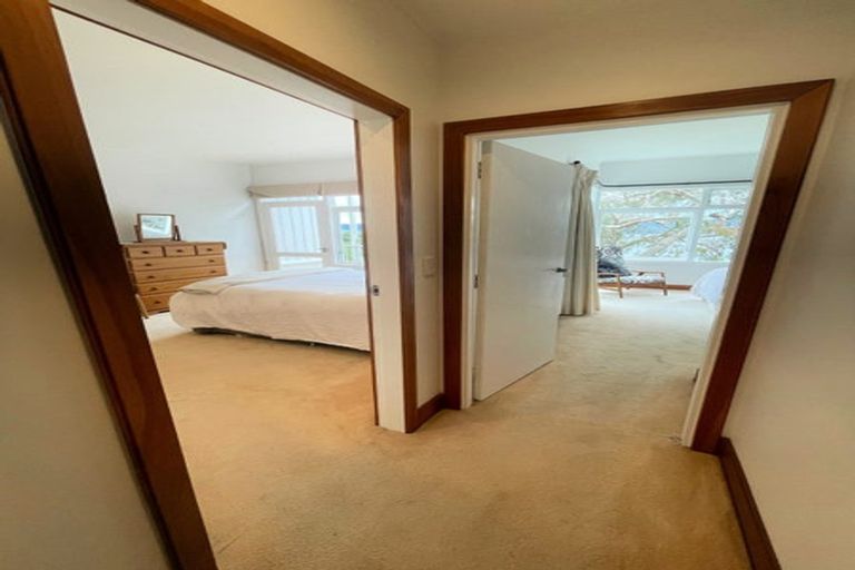 Photo of property in 18 Fortification Road, Karaka Bays, Wellington, 6022