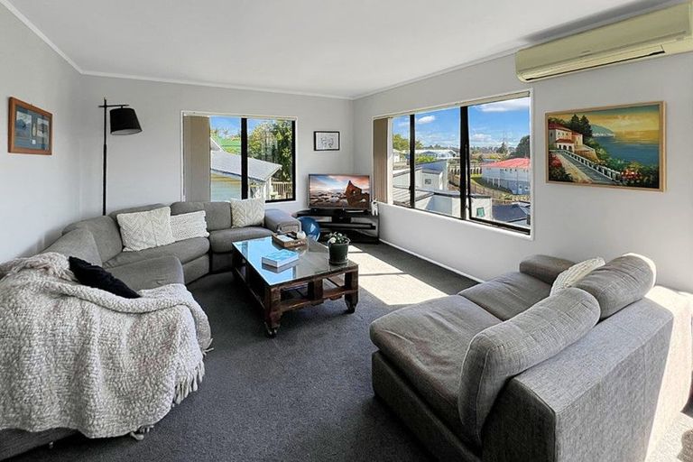 Photo of property in 8 Longview Rise, Massey, Auckland, 0614