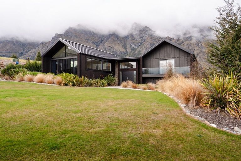 Photo of property in 35 Jacks Point Rise, Jacks Point, Queenstown, 9371