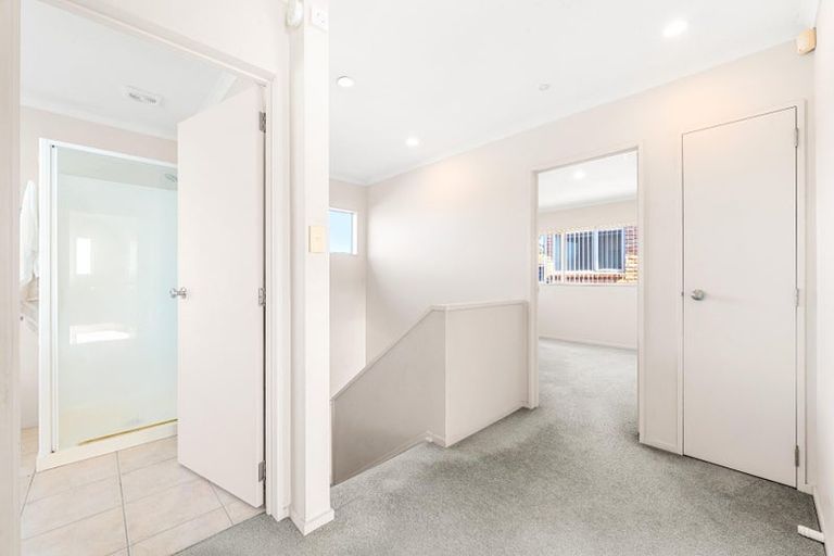 Photo of property in 42 Lilybank Crescent, East Tamaki, Auckland, 2013