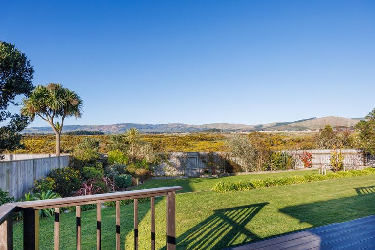 Photo of property in 12 Ron Place, Fitzherbert, Palmerston North, 4410