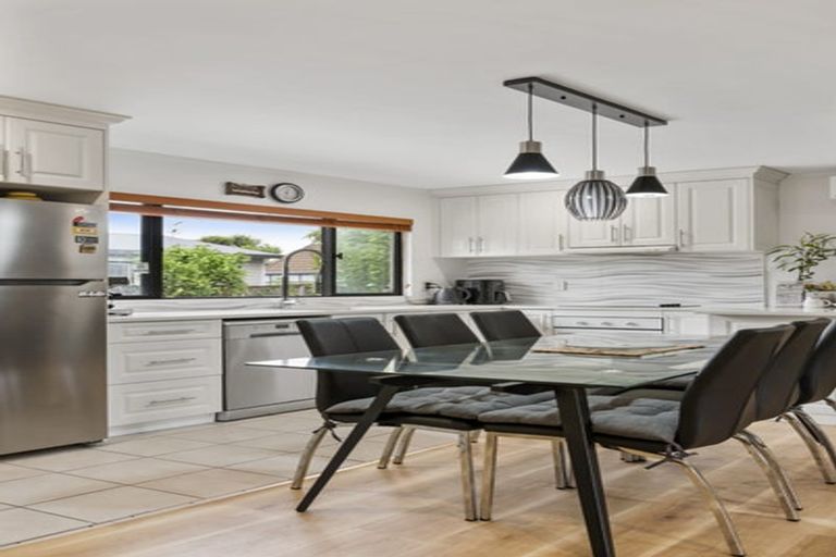 Photo of property in 10/17 Neta Grove, Henderson, Auckland, 0612