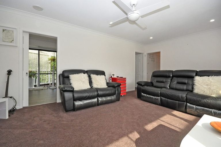 Photo of property in 27 Clinton Avenue, Te Atatu Peninsula, Auckland, 0610