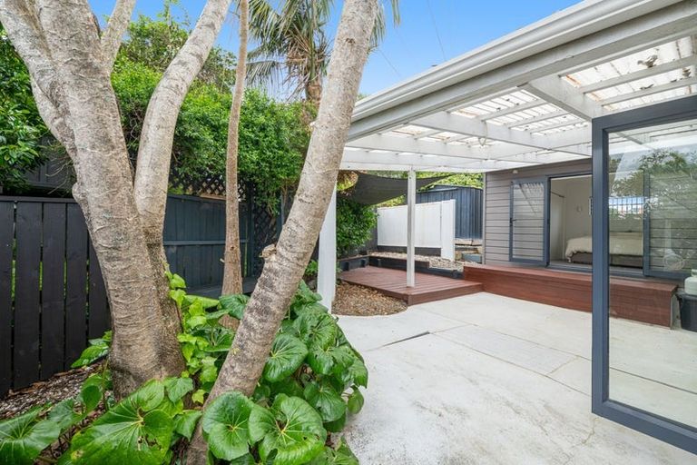 Photo of property in 2/20 Tawavale Crescent, Totara Vale, Auckland, 0629