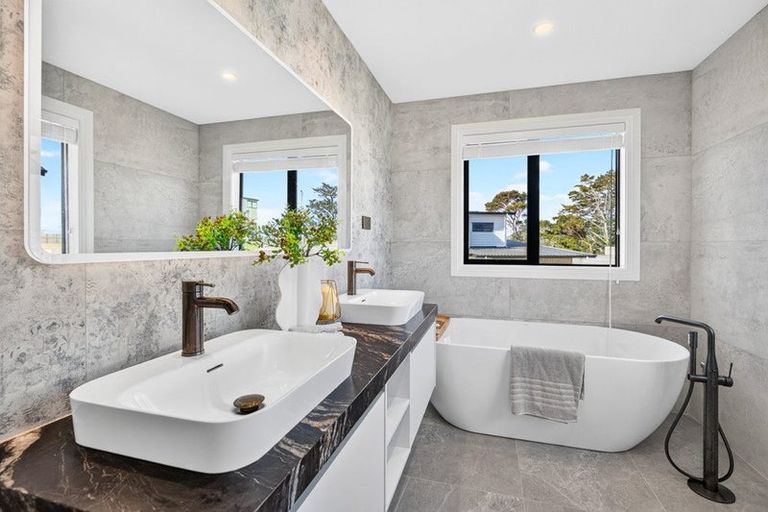 Photo of property in 1 Taku Close, Long Bay, Auckland, 0630