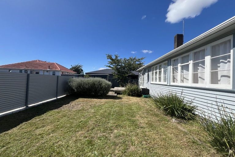 Photo of property in 15 Queenwood Road, Levin, 5510
