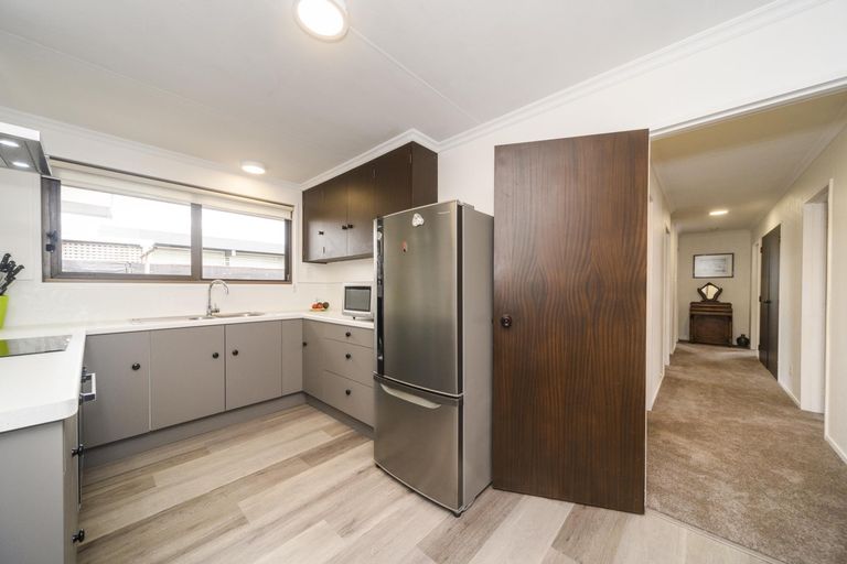 Photo of property in 40 Suzanne Grove, Kelvin Grove, Palmerston North, 4414