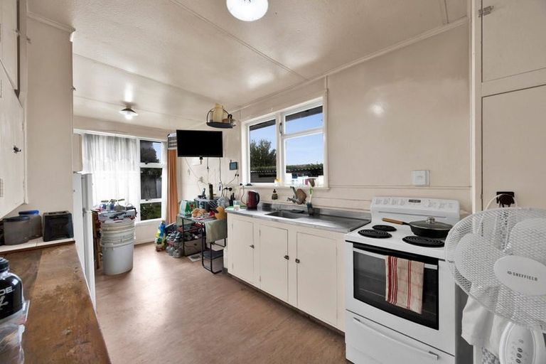 Photo of property in 12 Railway Street, Eltham, 4322