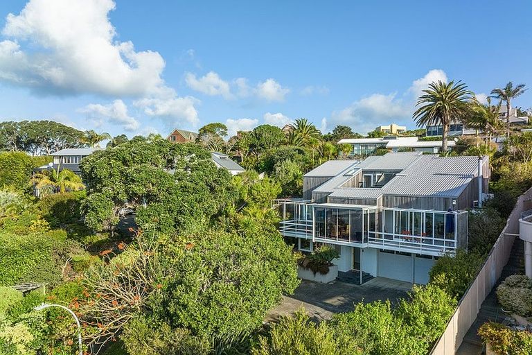 Photo of property in 28 Chelverton Terrace, Red Beach, 0932