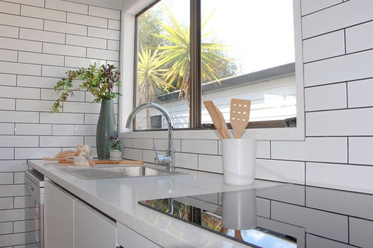 Photo of property in 70 Hutchinsons Road, Bucklands Beach, Auckland, 2014