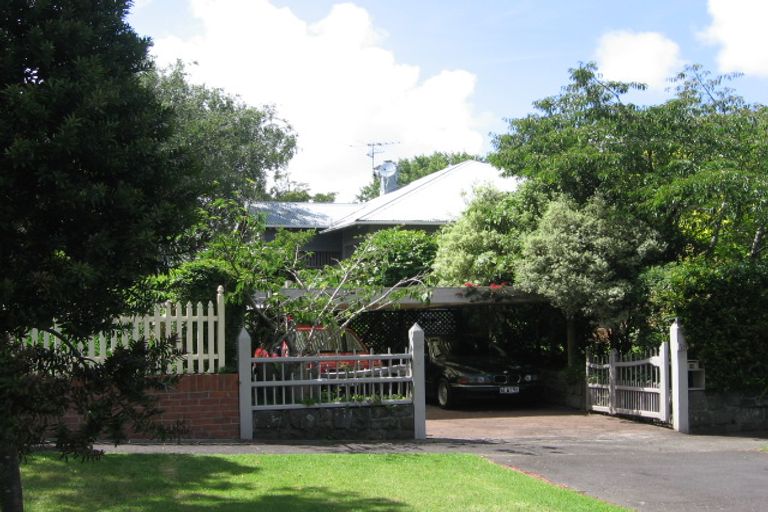 Photo of property in 18 Aratonga Avenue, Greenlane, Auckland, 1051