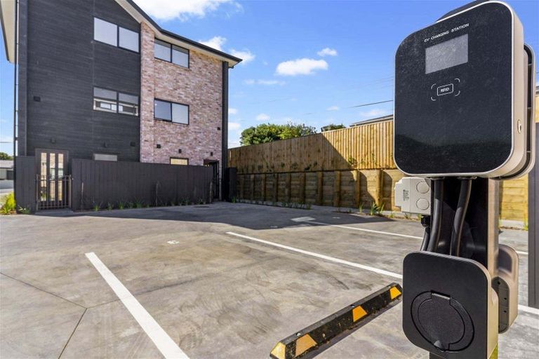 Photo of property in 2/137 View Road, Sunnyvale, Auckland, 0612