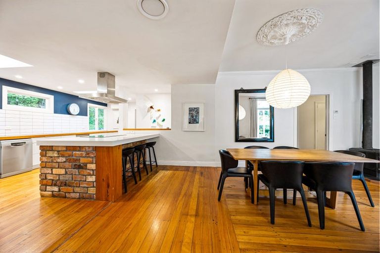 Photo of property in 1-9 Deirdre Place, Titirangi, Auckland, 0604