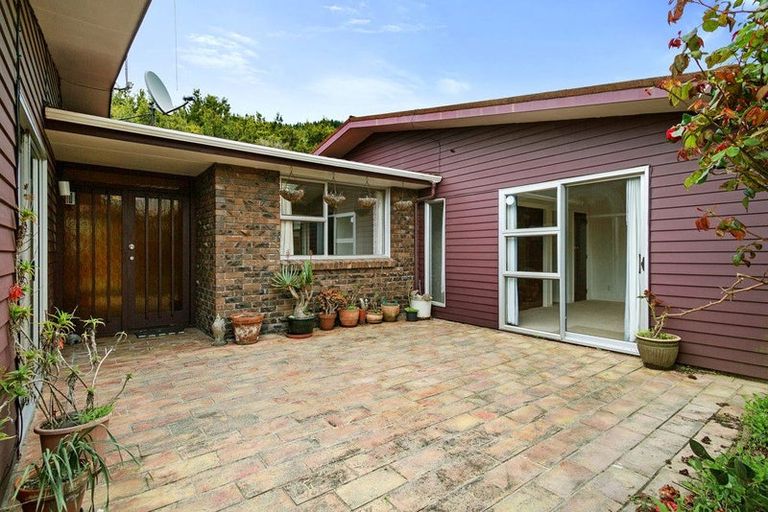 Photo of property in 94 Larsen Crescent, Tawa, Wellington, 5028