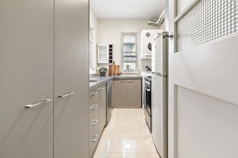 Photo of property in 20e Portland Crescent, Thorndon, Wellington, 6011