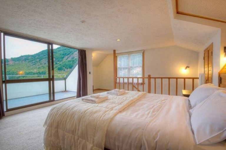 Photo of property in 24a Mckerrow Place, Sunshine Bay, Queenstown, 9300