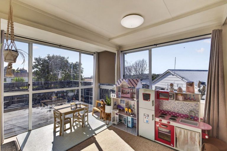 Photo of property in 35 Riversdale Drive, Merrilands, New Plymouth, 4312