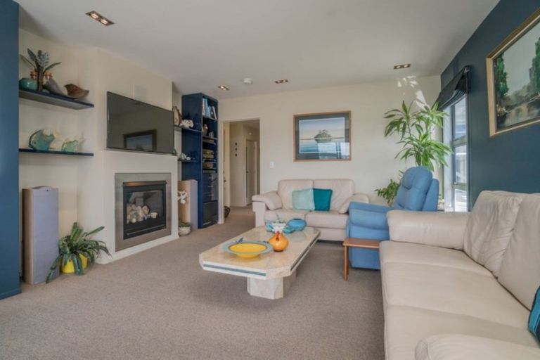 Photo of property in 16 Kiwi Esplanade, Mangere Bridge, Auckland, 2022