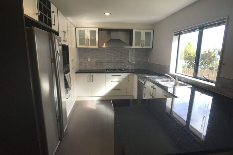 Photo of property in 28b Roberts Road, Glenfield, Auckland, 0629