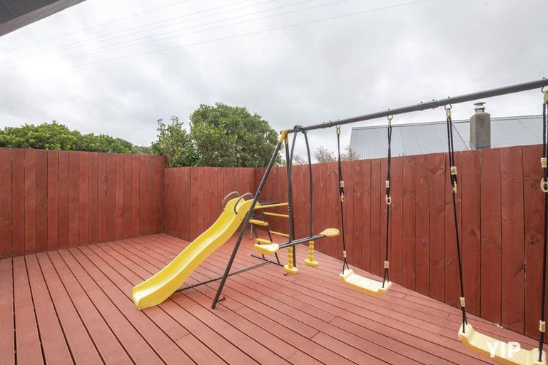 Photo of property in 52 Colchester Crescent, Newlands, Wellington, 6037