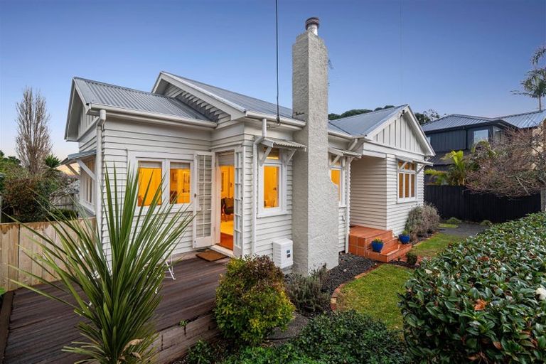 Photo of property in 10 Faulkner Road, Northcote Point, Auckland, 0627