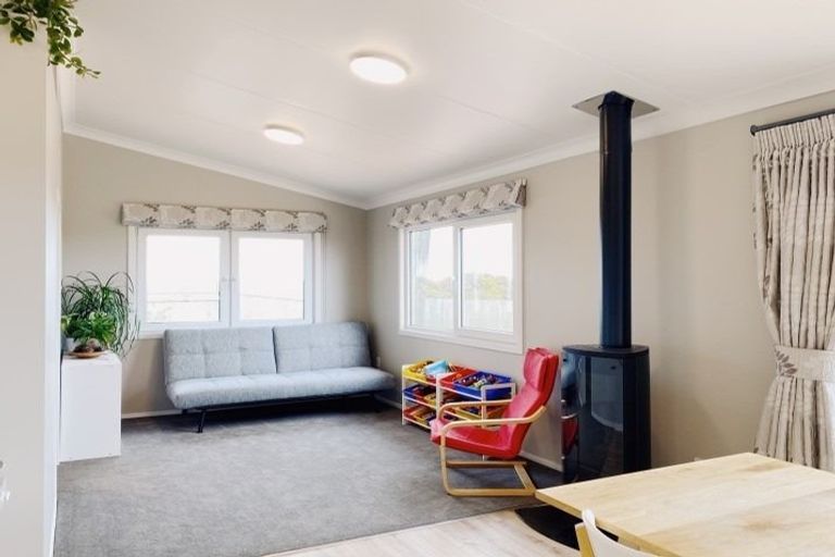 Photo of property in 18 Monaco Grove, Fitzherbert, Palmerston North, 4410