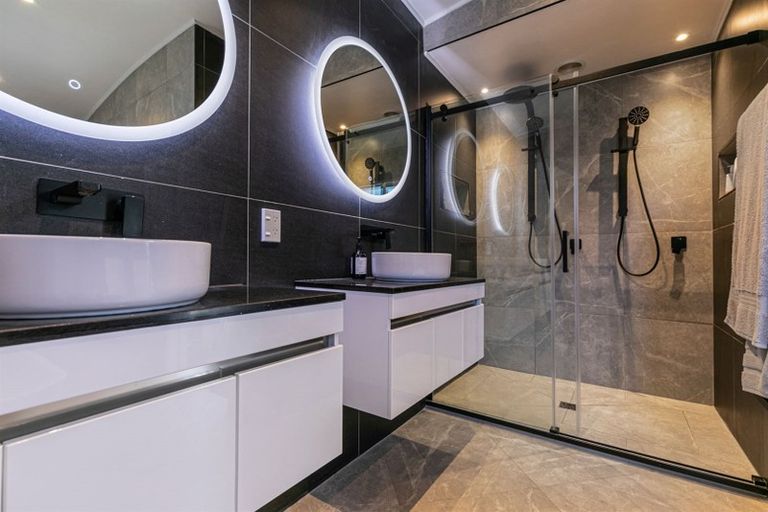 Photo of property in 112 Mountain Road, Henderson Valley, Auckland, 0612