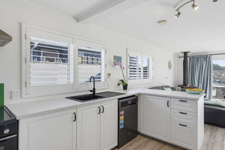 Photo of property in 11 Rodney Avenue, Te Horo Beach, Otaki, 5581
