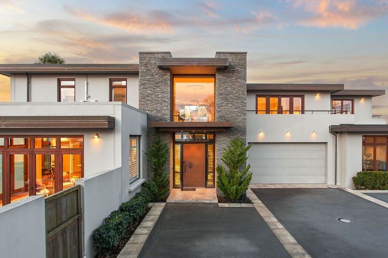 Photo of property in 118 Straven Road, Fendalton, Christchurch, 8014