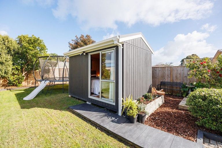 Photo of property in 4 Gladys Place, Kelvin Grove, Palmerston North, 4414