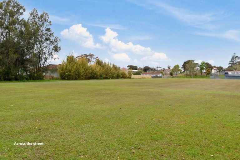 Photo of property in 23 Claverdon Drive, Massey, Auckland, 0614