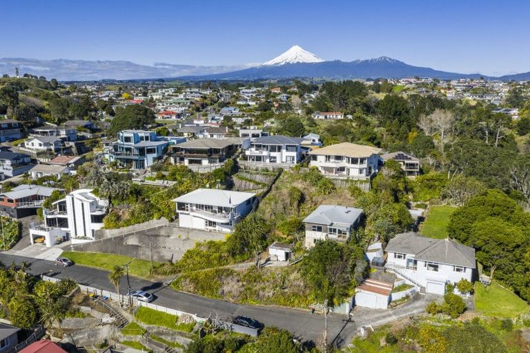 Photo of property in 15 Weston Street, Moturoa, New Plymouth, 4310