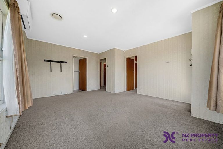 Photo of property in 2/17 Jenelin Road, Glendene, Auckland, 0602