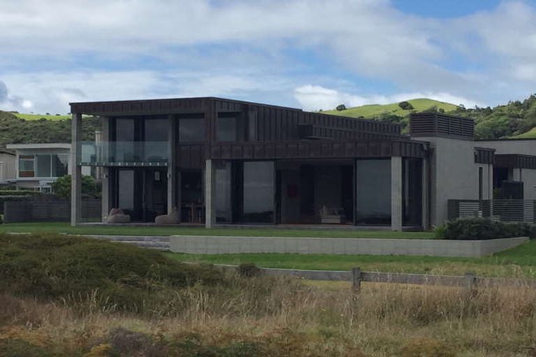 Photo of property in 33 Taumata Road, Omaha, 0986