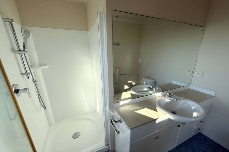 Photo of property in 16 Provence Esplanade, Te Atatu Peninsula, Auckland, 0610