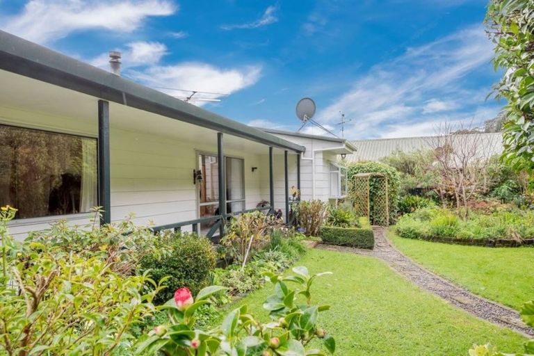 Photo of property in 12 Poneke Drive, Waikanae, 5036