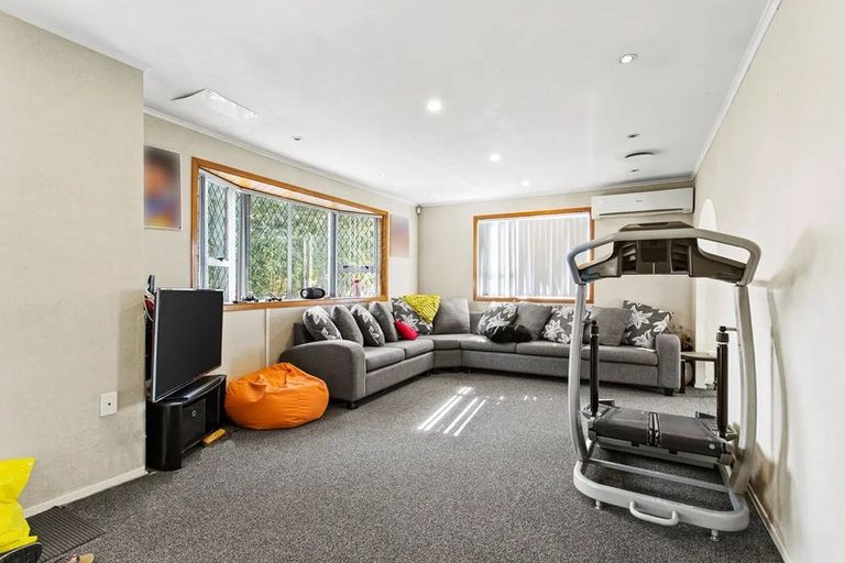 Photo of property in 21 Sikkim Crescent, Clover Park, Auckland, 2019