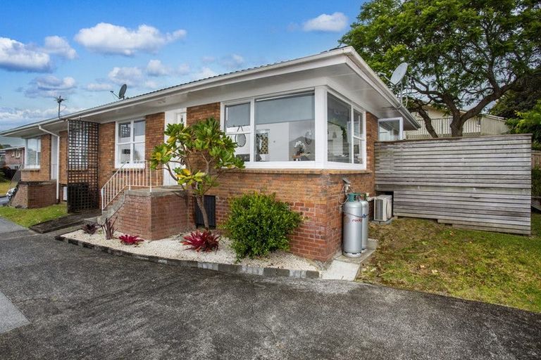 Photo of property in 2/40a Blakeborough Drive, Forrest Hill, Auckland, 0620