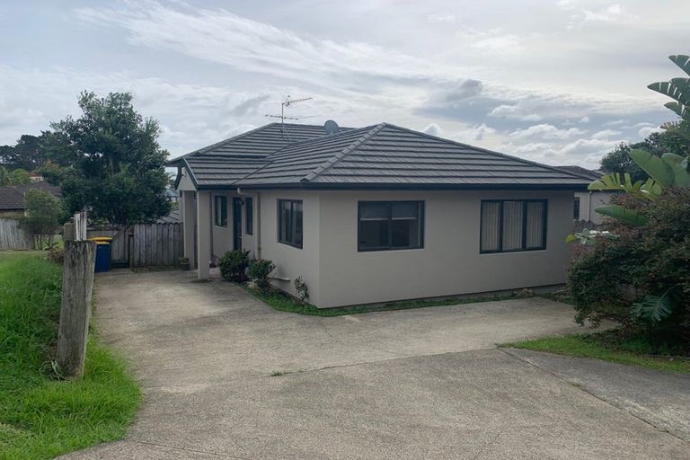 Photo of property in 20 Malin Place, Pinehill, Auckland, 0632
