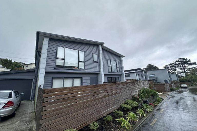 Photo of property in 27 Brindle Way, Newlands, Wellington, 6037