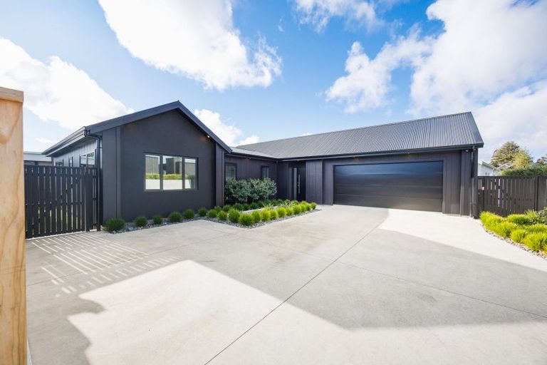 Photo of property in 58 Kanuka Drive, Hokowhitu, Palmerston North, 4410
