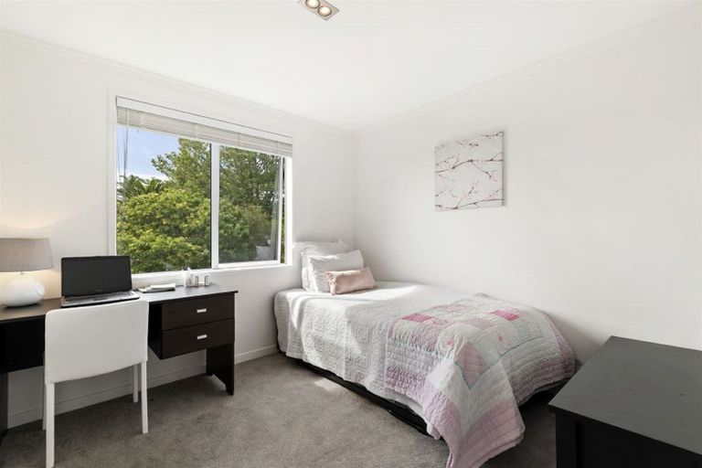 Photo of property in 68 Exmouth Road, Northcote, Auckland, 0627
