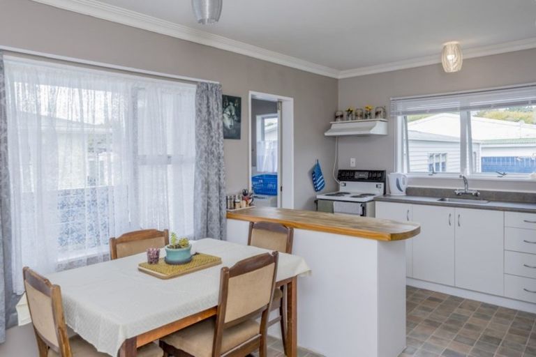 Photo of property in 16 Heather Street, Levin, 5510