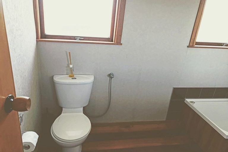 Photo of property in 28 Woodford Avenue, Henderson, Auckland, 0610