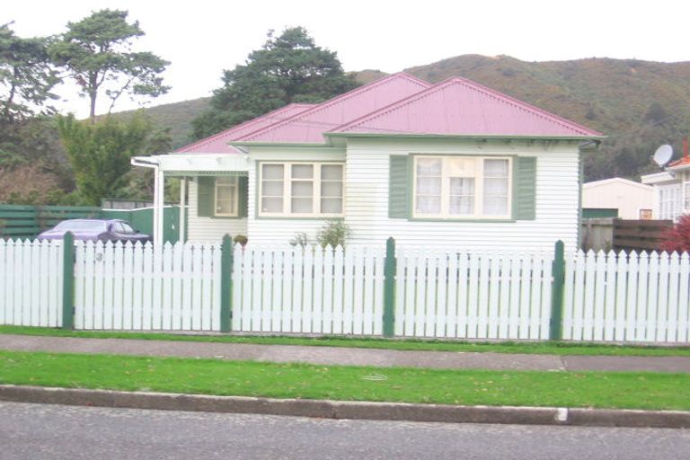 Photo of property in 8 Durham Crescent, Fairfield, Lower Hutt, 5011