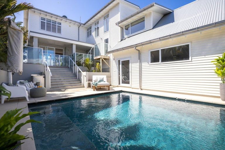 Photo of property in 10 Woolcombe Terrace, New Plymouth, 4310