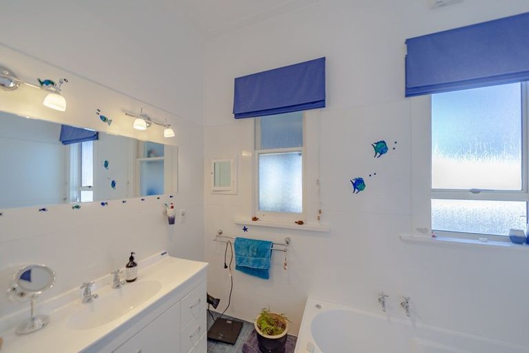 Photo of property in 18 Francis Drake Street, Waipukurau, 4200