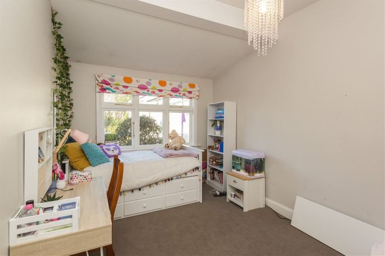 Photo of property in 17 Saint Andrews Square, Strowan, Christchurch, 8052