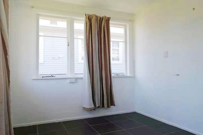 Photo of property in 18 Islington Avenue, New Lynn, Auckland, 0600