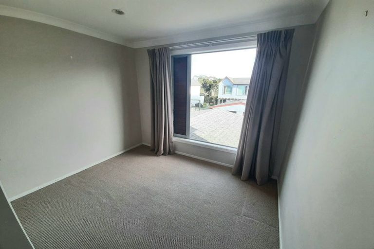 Photo of property in 9b Clearwater Cove, West Harbour, Auckland, 0618